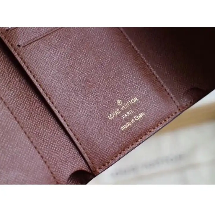 19T1L0479 Bags LV 0823